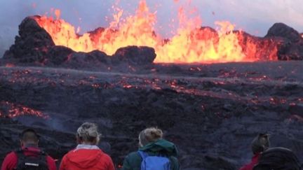 Des feux de forêt qui frappent l'Espagne et la République Tchèque, le réveil d'un volcan qui attire les curieux en Islande :&nbsp;voici le programme de l'Eurozapping&nbsp;du vendredi 5 août. (FRANCEINFO)