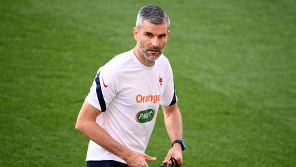 Le préparatyeur physique de l'équipe de France de football, Cyril Moine, lors d'un entraînement en juin 2021 à Budapest.&nbsp; (FRANCK FIFE / AFP)