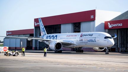 Un Airbus A350-1000 circule à l'aéroport international de Sydney, le 2 mai 2022. (WENDELL TEODORO / AFP)