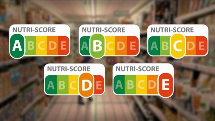 Les vignettes Nutri-Score classent les aliments en cinq catégories. (FRANCEINFO)