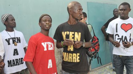 Malal Tall, alias Fou malade (en tee-shirt rouge), l'un des leaders du collectif sénégalais "Y en a marre", au moment du lancement du mouvement en juin 2011. (SEYLLOU / AFP)