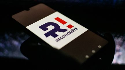 Le logo du parti Reconquête sur un téléphone, le 5 mai 2022 à Villepinte, près de Paris. (ADRIEN FILLON / HANS LUCAS / AFP)