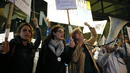 Des manifestantes féministes devant la Cinémathèque à Paris, pour protester contre la rétrospective Polanski, le 30 octobre 2017.&nbsp; (GEOFFROY VAN DER HASSELT / AFP)