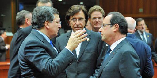 Le président français, François Hollande (à droite), et le président de la Commission de l'UE, Jose Manuel Barroso (à gauche), à Bruxelles le 19 décembre 2013 (AFP - Anadolu Agency - Dursun Aydemir )