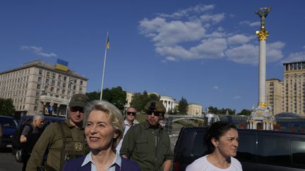 La présidente de la Commission européenne, Ursula von der Leyen, sur la place de l'Indépondance à Kiev (Ukraine), le 11 juin 2022. (NATACHA PISARENKO/AP/SIPA / SIPA / AFP)