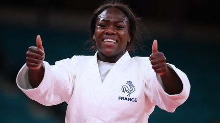 La judokate française Clarisse Agbégnénou célèbre sa victoire sur la Slovène Tina Trstenjak, en finale des moins de 63 kg,&nbsp;aux JO de Tokyo, le 27 juillet 2021. (FRANCK FIFE / AFP)