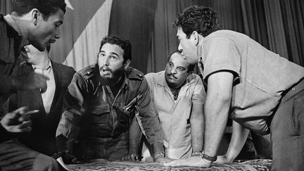 Avril 1961. Fidel Castro rencontre des membres du gouvernement pour&nbsp;se préparer à l'opération américaine baptisée "La baie des cochons". (DALMAS / SIPA)