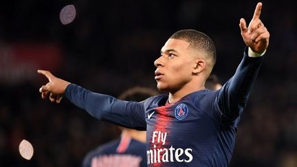 Kylian Mbappé célèbre son but pour le PSG face à l'OM, le 17 mars 2019, au Parc des Princes (Paris). (FRANCK FIFE / AFP)