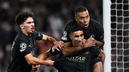 Vitinha, Kylian Mbappé et Achraf Hakimi lors du match de Ligue des champions entre le Paris Saint-Germain et le Borussia Dortmund, le 19 septembre 2023. (MIGUEL MEDINA / AFP)