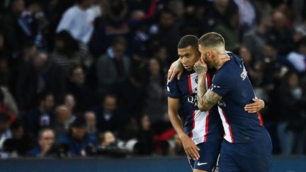 Kylian Mbappé et Sergio Ramos lors de PSG-Benfica en Ligue des champions, le 11 octobre 2022. (FRANCK FIFE / AFP)