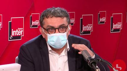 Yazdan Yazdanpanah, chef du service des maladies infectieuses de l'hôpital Bichat à Paris, invité de France Inter le 1er mars 2021. (CAPTURE D'ÉCRAN / FRANCE INTER)