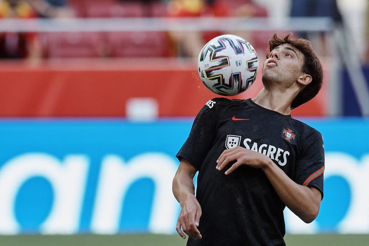 João Félix à l'échauffement avec le Portugal, le 4 juin 2021.&nbsp; (JOSE BRETON / NURPHOTO / AFP)