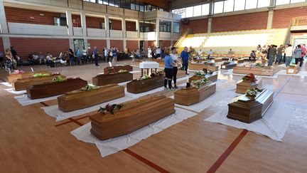 Des cercueils de victimes du s&eacute;isme align&eacute;s dans un gymnase, le 26 ao&ucirc;t 2016 &agrave; Ascoli Piceno (Italie). (ALBERTO PIZZOLI / AFP)