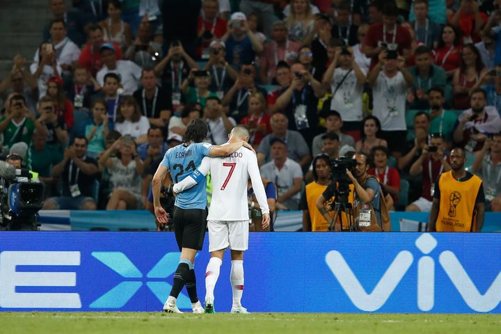 Edinson Cavani quitte le terrain avec l'aide de son adversaire Cristiano Ronaldo, samedi 30 juin, lors du huitième de finale entre l'Uruguay et le Portugal à Sotchi (Russie). (ODD ANDERSEN / AFP)