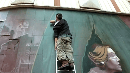 Un street artiste peint la façade du cinéma Royal à Montpellier
 (France 3 / Culturebox)