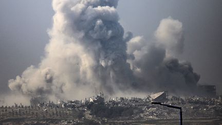 De la fumée se dégage de la bande de Gaza après une frappe de l'armée israélienne le 4 décembre 2023. (JOHN MACDOUGALL / AFP)