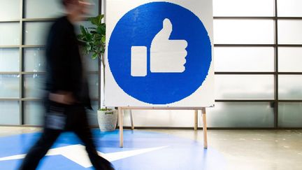 Un employé de Facebook dans les locaux de la société en Californie (Etats-Unis), le 23 octobre 2019. (JOSH EDELSON / AFP)