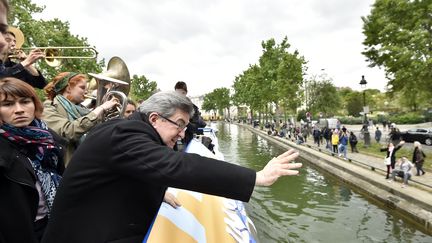 Porté par des vents favorables, Jean-Luc Mélenchon a tenté lundi de galvaniser ses sympathisants depuis sa "péniche insoumise" sur les canaux parisiens. (ALAIN JOCARD / POOL)