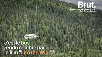 Il avait servi de refuge au jeune aventurier Christopher McCandless. Le célèbre bus du film "Into the Wild" vient d'être arraché à sa forêt d'Alaska par un hélicoptère...