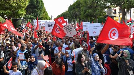 Des manifestants dans les rues de&nbsp;Tunis (Tunisie), le 15 octobre 2022. (FETHI BELAID / AFP)