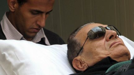 L'ex-pr&eacute;sident &eacute;gyptien, Hosni Moubarak,&nbsp;lors de son proc&egrave;s au Caire (Egypte), le 5 janvier 2012. (AFP)