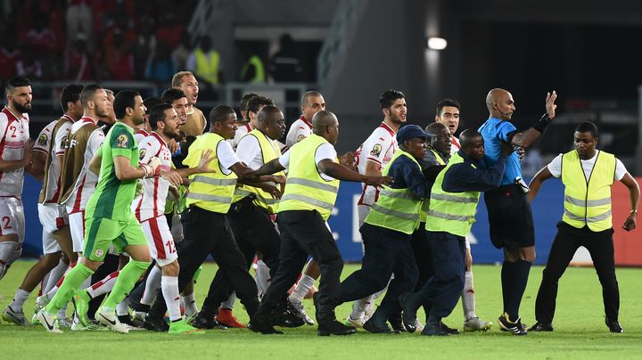 Les stadiers prot&egrave;gent l'arbitre du match Guin&eacute;e &eacute;quatoriale-Tunisie de la col&egrave;re des joueurs tunisiens, le 31 janvier 2015, &agrave; Bata (Guin&eacute;e &eacute;quatoriale). (CARL DE SOUZA / AFP)