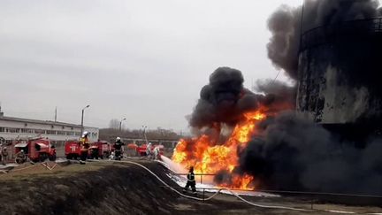 Un incendie dans le dépot de carburant à Belgorod, en Russie, le 1er avril 2022. (HANDOUT / RUSSIAN EMERGENCIES MINISTRY / AFP)