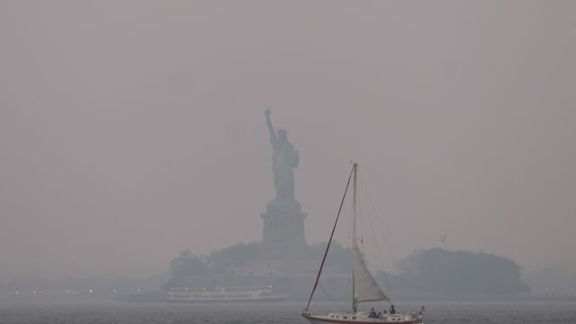 La fumée avait déjà fait son chemin jusqu'à New York le 6 juin 2023, gâchant la vue emblématique sur la statue de la Liberté. (SPENCER PLATT / GETTY IMAGES NORTH AMERICA / AFP)