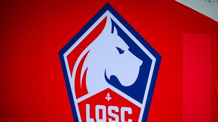 Le logo du Losc photographié le 24 août 2023 avant Lille-Rijeka en Ligue Europa conférence. (MATTHIEU MIRVILLE / AFP)