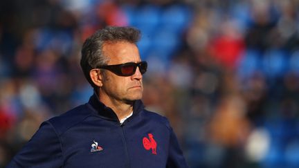 Le sélectionneur de l'équipe de France, Fabien Galthié, observe l'échauffement du match de rugby à XV entre l'Argentine et la France au stade Jose Amalfitani de Buenos Aires, le 13 juillet 2024. (MARCOS BRINDICCI / AFP)