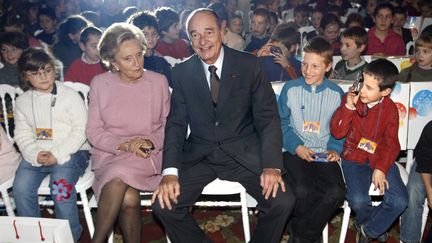 Jacques Chirac, au c&ocirc;t&eacute; de sa femme Bernadette, avant le spectacle donn&eacute; &ccedil;&agrave; l'Elys&eacute;e, Le 20 d&eacute;cembre 2006. (CHARLES PLATIAU / POOL)