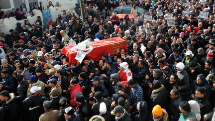 Des milliers de personnes r&eacute;unies&nbsp;&agrave; Djebel Jelloud, un quartier de la banlieue sud de Tunis (Tunisie), participent aux fun&eacute;railles de l'opposant assassin&eacute;, Chokri Bela&iuml;d,&nbsp;vendredi 8 f&eacute;vrier 2013. (FETHI BELAID / AFP)