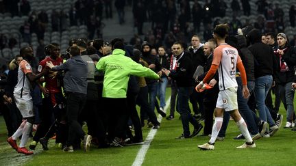 Des supporters du Losc envahissent la pelouse du stade Pierre Mauroy à Lille (Nord), le 10 mars 2018. (AFP)