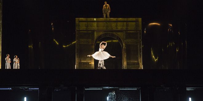 vue d'ensemble (Le Triomphe)
 (Opéra national de Paris/ Elisa Haberer)