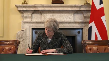 La Première ministre Theresa May a signé la lettre ouvrant les négociations sur le Brexit, mardi 28 mars 2017 à Londres. (CHRISTOPHER FURLONG / POOL / AFP)