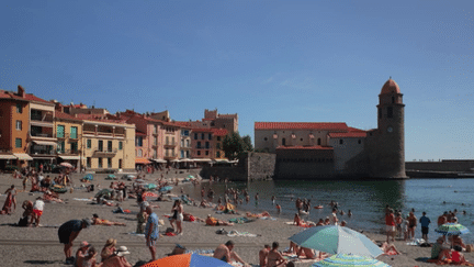 Tourisme : à la découverte de la plage de Collioure et de son église les pieds dans l'eau (France 2)