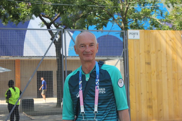 Philippe, bénévole aux Jeux olympiques, devant l'Arena du Champ-de-Mars, le 29 juillet 2024. (CLEMENT PARROT / FRANCEINFO)