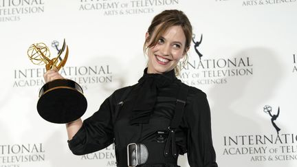 La Française Lou de Laâge, en salle de presse, le 21 novembre 2022 après avoir reçu le prix de la meilleure actrice aux International Emmy Awards à New York, aux Etats-Unis. (CHARLES SYKES/AP/SIPA / SIPA)