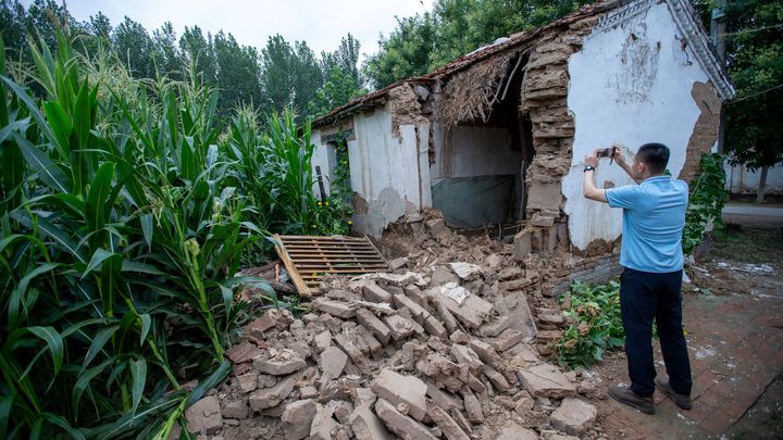 Une maison endommagée à Dezhou (Chine), dans la province du Shangdong, le 6 août 2023. (STR / AFP)