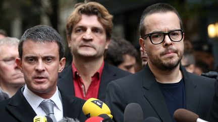 Le ministre de l'Int&eacute;rieur,&nbsp;Manuel Valls (G), et le directeur de la publication de "Lib&eacute;ration",&nbsp;Nicolas Demorand, le 18 novembre 2013 &agrave; Paris. (KENZO TRIBOUILLARD / AFP)