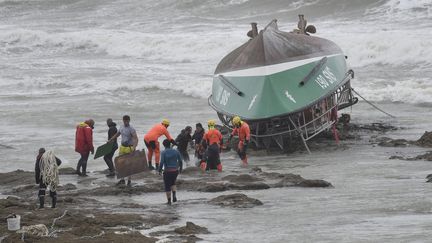 Des pompiers autour de la vedette de la SNSM échouée sur la côte des Sables-d'Olonne, le 7 juin 2019. (SEBASTIEN SALOM-GOMIS / AFP)