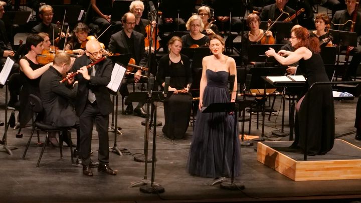 Emmanuelle Haïm conducts her ensemble Le Concert d'Astrée and soprano Sabine Devieilhe at the 20th anniversary Gala in November 2021. (FANNY DESTOMBES)