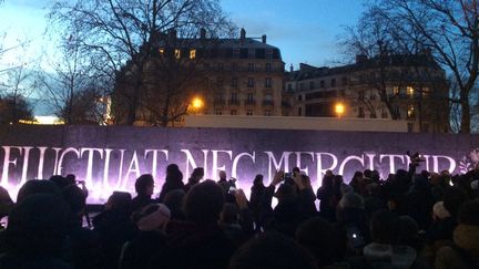 Les commémorations des attentats se poursuivent dans la soirée, dimanche 10 janvier 2016, place de la République à Paris. (VINCENT DANIEL / FRANCETV INFO)