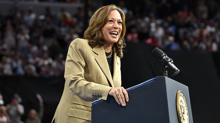 La vice-présidente américaine et candidate démocrate à la présidentielle Kamala Harris s'exprime lors d'un meeting de campagne, en Arizona (Etats-Unis), le 9 août 2024. (ROBYN BECK / AFP)