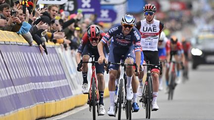 Dans un final irrespirable jusqu'à la fin, Mathieu Van der Poel règle tout le monde ! Tadej Pogačar, qui a dynamité la course, termine à la quatrième place après avoir laissé revenir les poursuivants dans la dernière ligne droite. Van Baarle et Madouas s'adjugent les places du podium aux dépens du Slovène. Le Néerlandais Van der Poel remporte ici son deuxième Tour des Flandres.