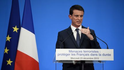 Le Premier ministre, Manuel Valls, lors d'une conférence de presse à l'Elysée, à Paris, le 23 décembre 2015. (ERIC FEFERBERG / AFP)