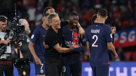 Luis Enrique et Ousmane Dembélé avec le PSG après la victoire contre Lens, le 26 août 2023, au Parc des Princes. (ALAIN JOCARD / AFP)