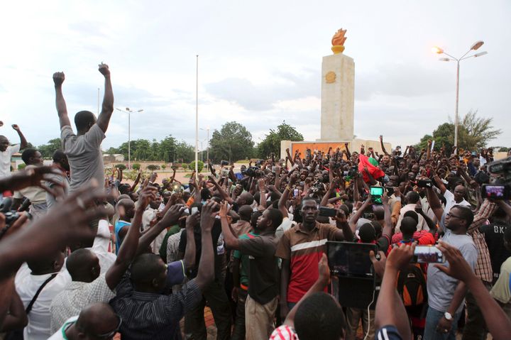 Des manifestants protestent contre la garde pr&eacute;sidentielle qui d&eacute;tient le pr&eacute;sident et son Premier ministre &agrave; Ouagadougou (Burkina Faso), le 16 septembre 2015. (JOE PENNEY / REUTERS)