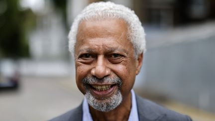 L'auteur Abdulrazak Gurnah, avant d'assister à une conférence de presse, après avoir&nbsp;été nommé prix Nobel de littérature, à Londres, en octobre 2021. (TOLGA AKMEN / AFP)