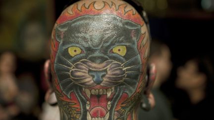 Une tête de panthère tatouée sur le l'arrière-crâne d'un participant à la 15e Conventiion Annuelle du Tatouage, à Manahattan (New York), en mai 2012.
 (MLADEN ANTONOV / AFP)